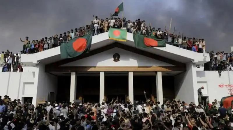 জনগণের সমাবেশে বাংলাদেশের পতাকা উড়ছে, বিশাল জনসমাগম. Channel i News - চ্যানেল আই নিউজ