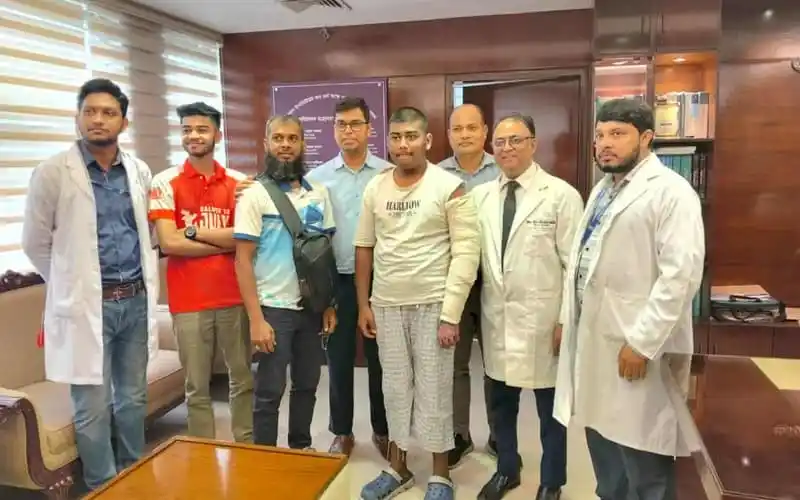 চিকিৎসকদের সঙ্গে মাইলস্টোনের ছাত্র কাব্য, বার্ন ইনস্টিটিউট থেকে বাসায় ফিরছে. Channel i News - চ্যানেল আই নিউজ