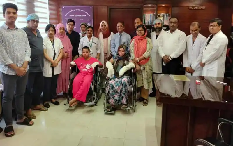 দুর্ঘটনা পরবর্তী চিকিৎসা ও পুনর্বাসন প্রক্রিয়ায় অংশগ্রহণকারী ব্যক্তিরা. Channel i News - চ্যানেল আই নিউজ