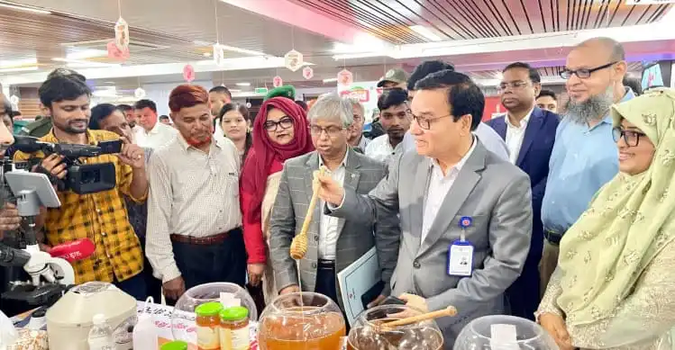 বিসিকের উদ্যোগে মধু ও মৌচাষ বিষয়ক সেমিনারে অংশগ্রহণকারীরা. Channel i News - চ্যানেল আই নিউজ