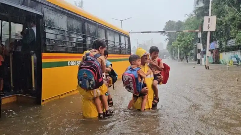 মুম্বাইয়ে ভারী বৃষ্টিতে স্কুলে ছাত্ররা জলমগ্ন রাস্তায় দাঁড়িয়ে. Channel i News - চ্যানেল আই নিউজ