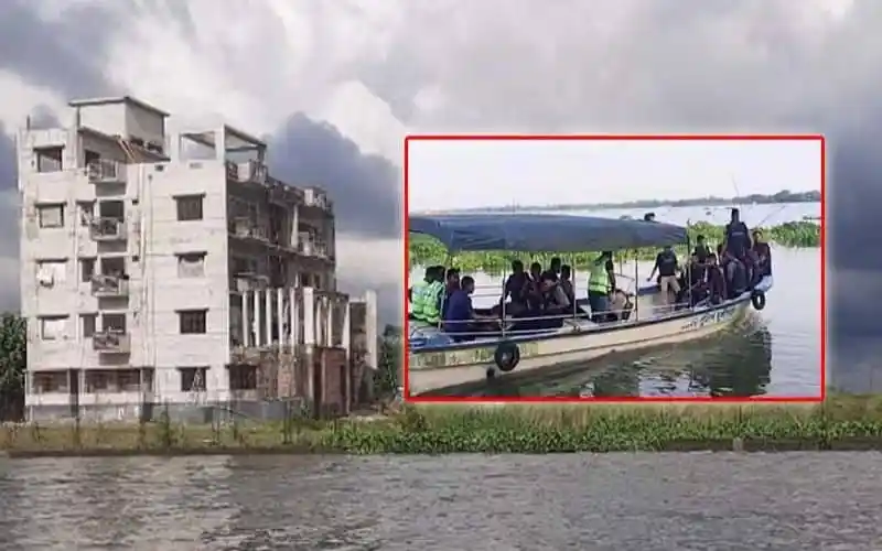নৌকায় পুলিশ সদস্যরা নদীতে নিরাপত্তা কার্যক্রমে অংশগ্রহণ করছে।. Channel i News - চ্যানেল আই নিউজ