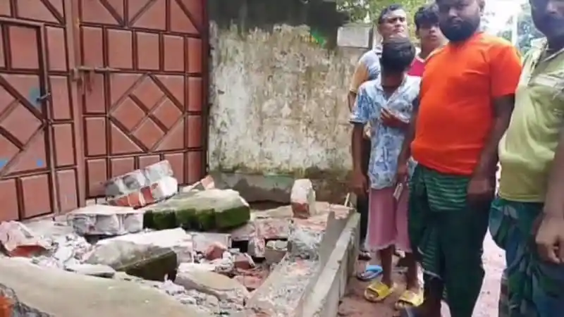 মুন্সিগঞ্জে ট্রাকের ধাক্কায় শিশু নিহত, আহত ১. Channel i News - চ্যানেল আই নিউজ
