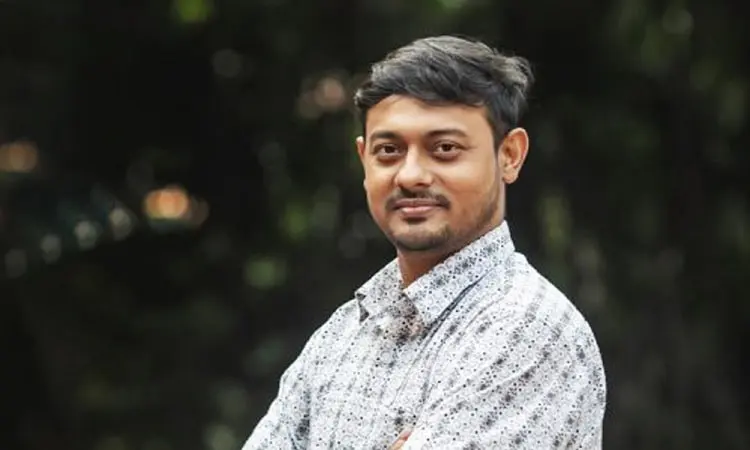 নাসীরুদ্দীন পাটোয়ারী গাছের পেছনে দাঁড়িয়ে আছেন. Channel i News - চ্যানেল আই নিউজ