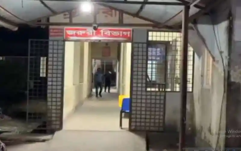 ফেনী সদর হাসপাতালের জরুরি বিভাগ প্রবেশদ্বার. Channel i News - চ্যানেল আই নিউজ