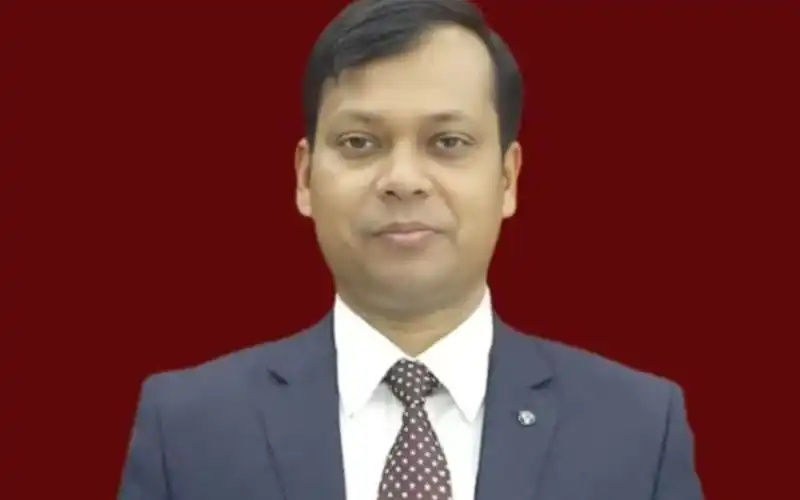 সারওয়ার আলমের ছবি, পটভূমি লাল, পেশাদার পোশাক পরা. Channel i News - চ্যানেল আই নিউজ