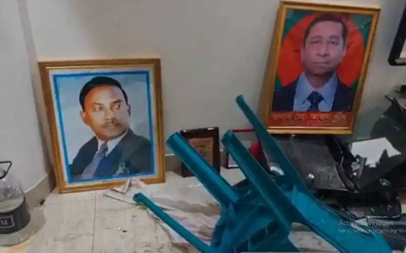 দুইজন নেতার ছবি ও ভাঙা চেয়ার, চাঁদপুরে বিএনপির কেন্দ্রীয় নেতার বাড়িতে হামলার অভিযোগ. Channel i News - চ্যানেল আই নিউজ
