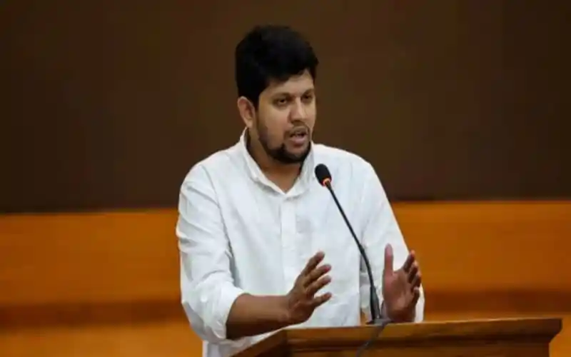 মাহফুজ আলম বক্তৃতা দিচ্ছেন, পেছনে উজ্জ্বল বাদামী পটভূমি. Channel i News - চ্যানেল আই নিউজ