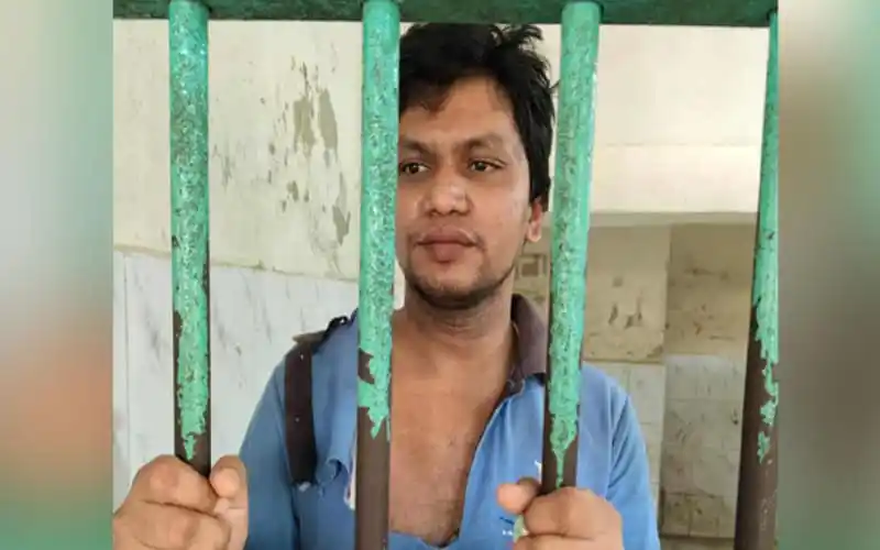 চাকরিচ্যুত যুবক জেলখানার বাইরে দাঁড়িয়ে আছেন. Channel i News - চ্যানেল আই নিউজ
