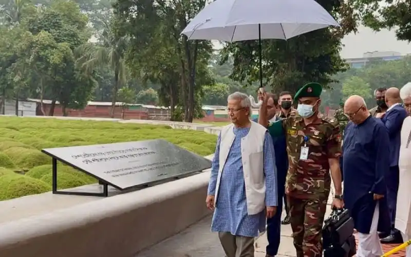 প্রধান উপদেষ্টা স্মৃতি জাদুঘর পরিদর্শন, বৃষ্টির মধ্যে।. Channel i News - চ্যানেল আই নিউজ