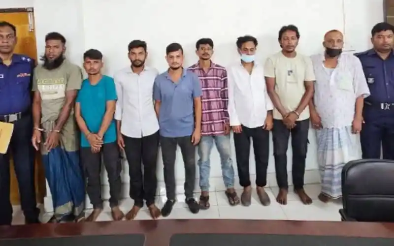 চাঁদপুরে চিনি পাচারের সময় আটক ৮ জনের ছবি. Channel i News - চ্যানেল আই নিউজ