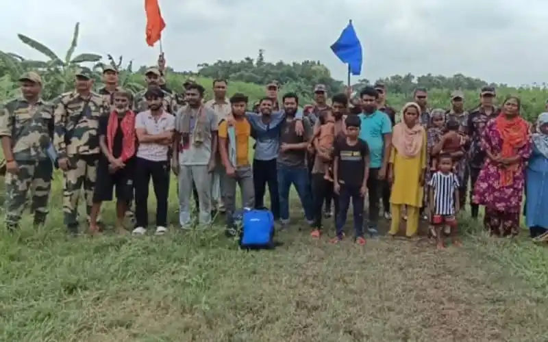 বাংলাদেশি ১৭ জন বিএসএফের কাছে হস্তান্তর, মেহেরপুরে বিজিবি উপস্থিত. Channel i News - চ্যানেল আই নিউজ