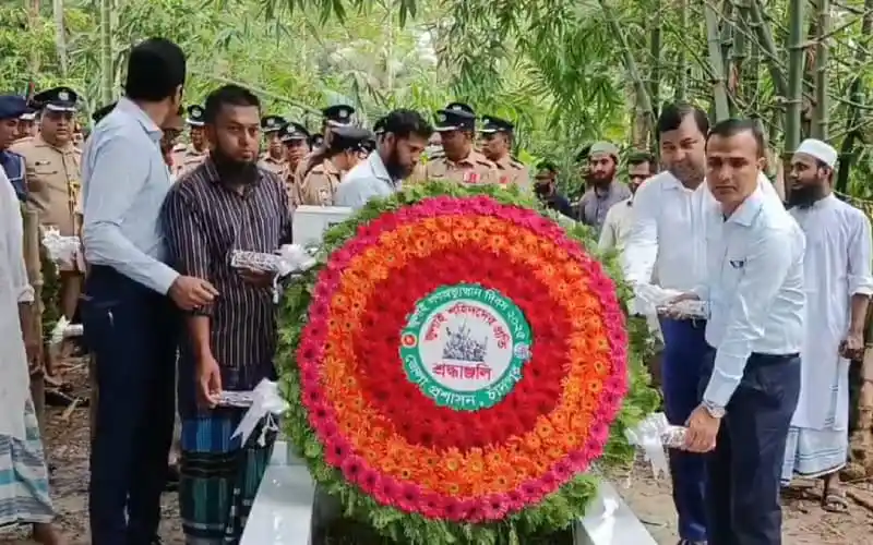 শহীদদের কবরে শ্রদ্ধা নিবেদন করছে মানুষ, চাঁদপুরে গণঅভ্যুত্থান স্মরণে।. Channel i News - চ্যানেল আই নিউজ