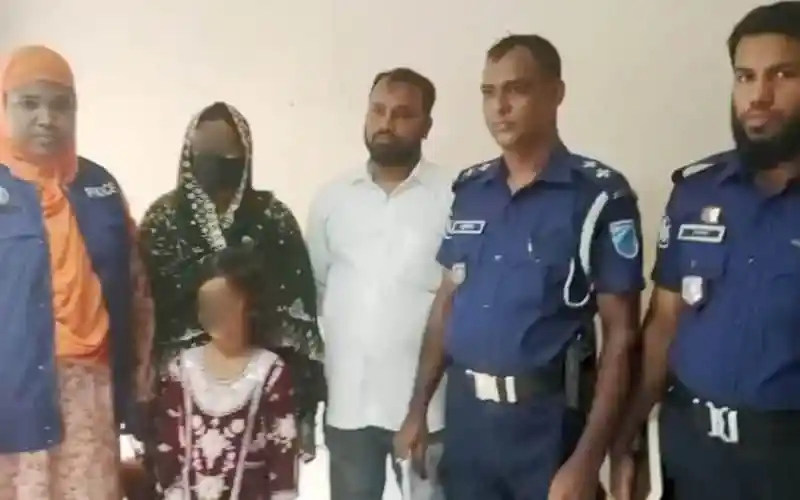 বাংলাদেশ পুলিশ সদস্যরা হত্যাকাণ্ডের ঘটনায় গ্রেপ্তারকৃত পরিবারের সদস্যদের সঙ্গে।. Channel i News - চ্যানেল আই নিউজ