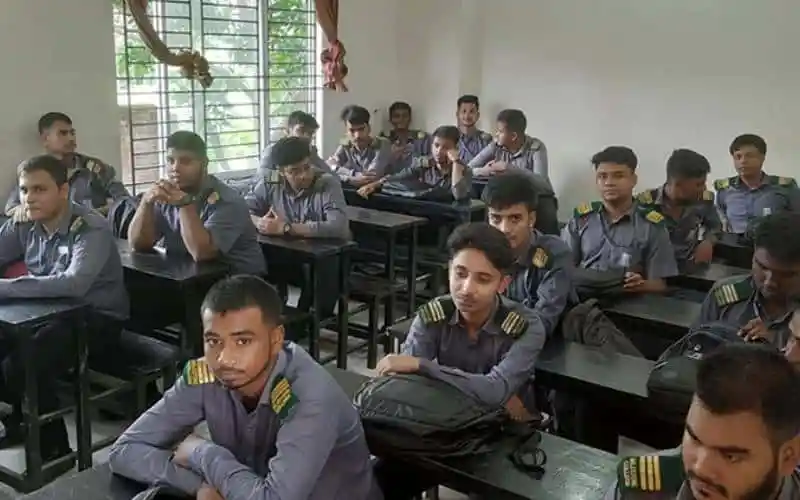শিক্ষার্থীরা ক্যাম্পাসে ফিরে মাইলস্টোন ট্র্যাজেডির পর. Channel i News - চ্যানেল আই নিউজ
