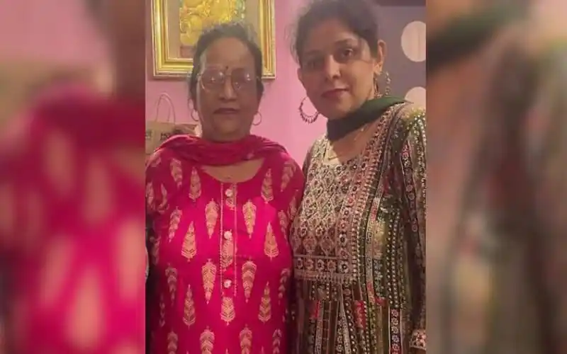 দুজন নারী একসঙ্গে ছবি তুলেছেন, একজন বৃদ্ধা ও একজন যুবতী।. Channel i News - চ্যানেল আই নিউজ