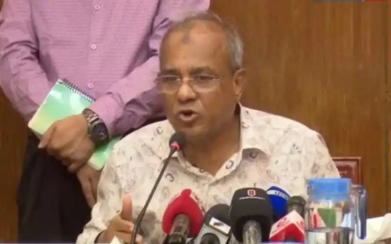 স্বরাষ্ট্র উপদেষ্টা সাংবাদিকদের সঙ্গে কথা বলছেন।. Channel i News - চ্যানেল আই নিউজ