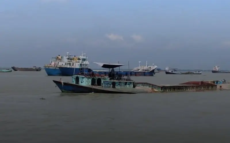 নৌকা ও জাহাজের সমুদ্রবন্দর দৃশ্য, চাঁদপুরের নদী ও জলপথের ছবি. Channel i News - চ্যানেল আই নিউজ