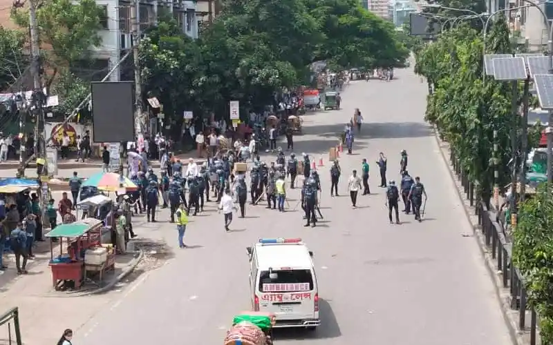 ঢাকা কলেজ ও সিটি কলেজের মধ্যে সংঘর্ষের দৃশ্য, ভাঙচুর ও ধাওয়া-পাল্টা ধাওয়া. Channel i News - চ্যানেল আই নিউজ