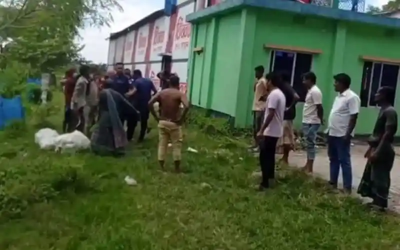 জমি বিরোধে প্রতিপক্ষের হামলায় নিহতের পরিবারের সদস্যরা ঘটনাস্থলে উপস্থিত. Channel i News - চ্যানেল আই নিউজ