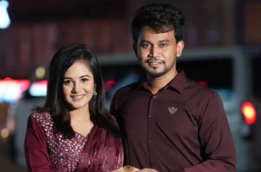 প্রেমিক যুগল হাসিমুখে একসঙ্গে দাঁড়িয়ে আছেন. Channel i News - চ্যানেল আই নিউজ