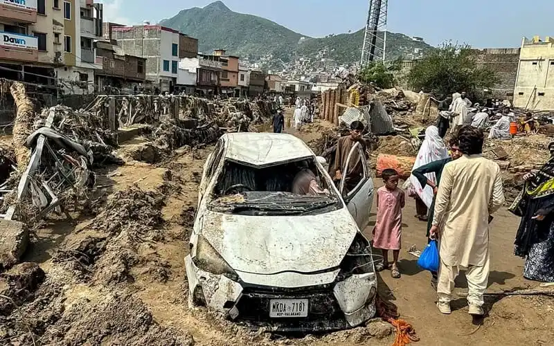 পাকিস্তানে ভয়াবহ বন্যায় ক্ষতিগ্রস্ত গাড়ি ও মানুষ, ধ্বংসস্তূপের মাঝে উদ্ধার কাজ. Channel i News - চ্যানেল আই নিউজ