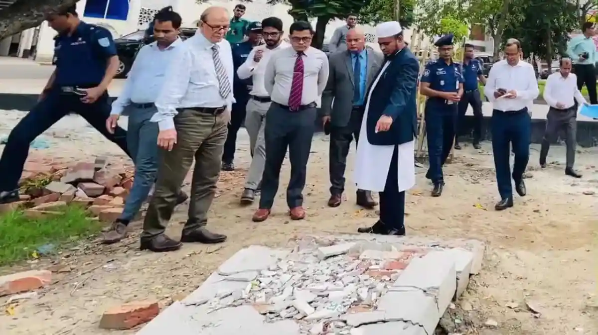 সমাবেশস্থলে ক্ষতিগ্রস্ত ব্রিক পাথর ও ক্ষতিগ্রস্ত স্থান. Channel i News - চ্যানেল আই নিউজ
