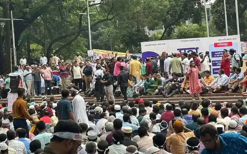 প্রাথমিক সহকারী শিক্ষকদের মহাসমাবেশে হাজারো মানুষ অংশগ্রহণ করছে।. Channel i News - চ্যানেল আই নিউজ