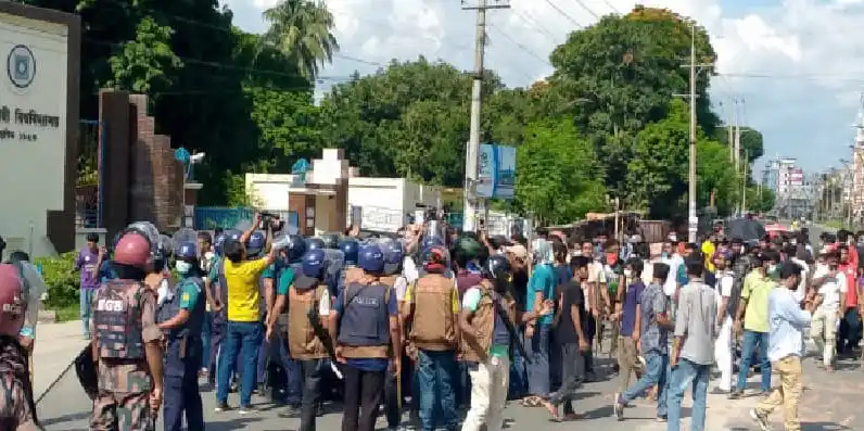 বিশ্ববিদ্যালয় আন্দোলনে অংশগ্রহণকারীরা রাস্তায় অবস্থান করছে. Channel i News - চ্যানেল আই নিউজ