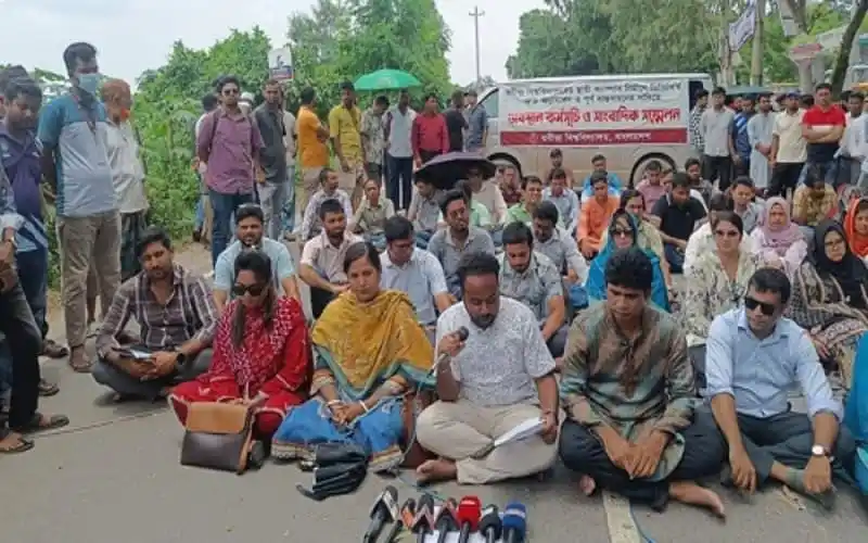 বিক্ষোভকারীরা মহাসড়কে বসে শান্তিপূর্ণভাবে অবরোধ প্রত্যাহার করছেন. Channel i News - চ্যানেল আই নিউজ