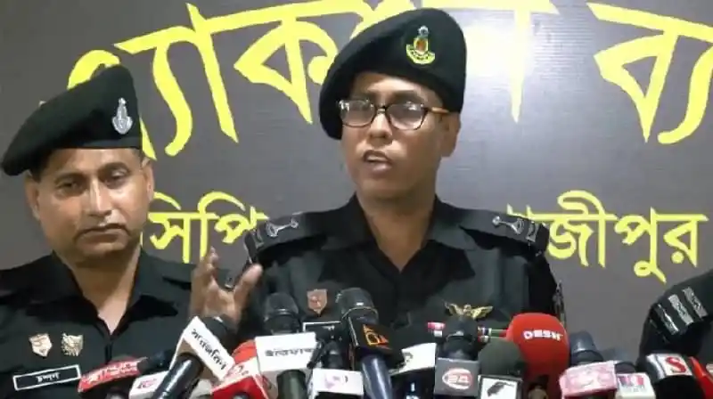 বাংলাদেশের পুলিশ কর্মকর্তারা সাংবাদিক তুহিন হত্যার দায় স্বীকার আসামি স্বাধীনের বিষয়টি নিশ্চিত করছেন।. Channel i News - চ্যানেল আই নিউজ