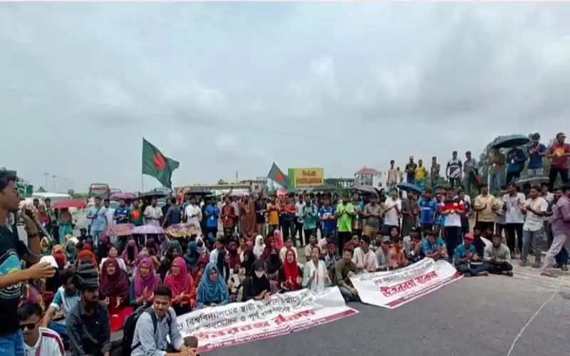 জনসমাগমের মধ্যে মহাসড়ক অবরোধ করে প্রতিবাদ চলছে. Channel i News - চ্যানেল আই নিউজ