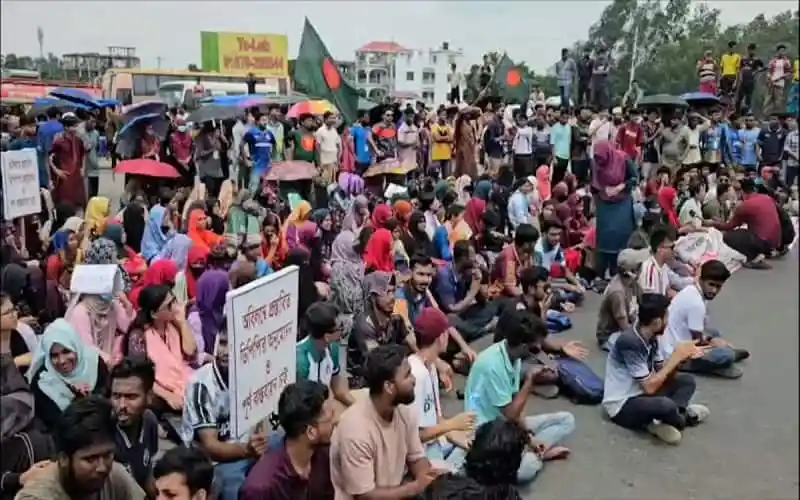 শিক্ষার্থীরা রবীন্দ্র বিশ্ববিদ্যালয়ের স্থায়ী ক্যাম্পাসের দাবিতে অবরোধ করছে. Channel i News - চ্যানেল আই নিউজ