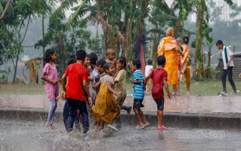 বৃষ্টির মধ্যে শিশুদের খেলা ও আনন্দের মুহূর্ত. Channel i News - চ্যানেল আই নিউজ