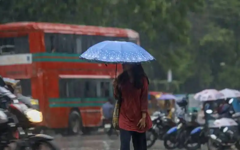 বৃষ্টির সময় শহরে মানুষ ও যানবাহন চলাচল করছে. Channel i News - চ্যানেল আই নিউজ