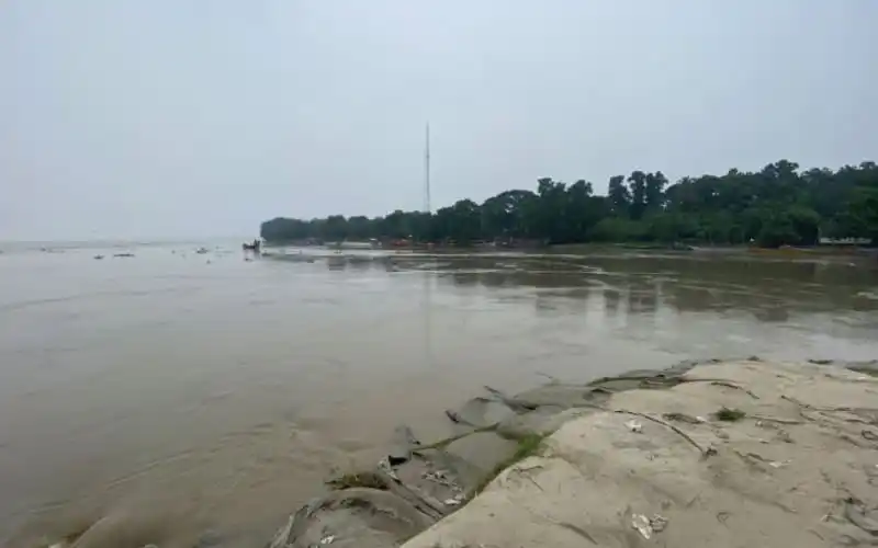 পদ্মা নদীর পানি বিপৎসীমা ছুঁই ছুঁই, রাজশাহীর নদী তীরের দৃশ্য. Channel i News - চ্যানেল আই নিউজ
