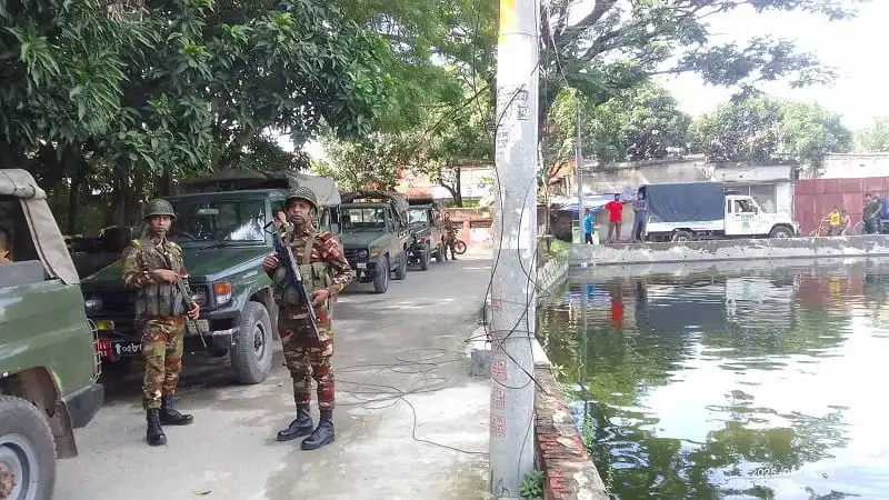 রাজশাহীতে সেনা সদস্যরা অস্ত্র উদ্ধার অভিযানে অংশগ্রহণ করছে. Channel i News - চ্যানেল আই নিউজ