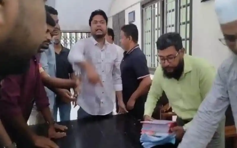 রাবি ছাত্রদলের ভাঙচুরের ঘটনায় ছাত্ররা আলোচনা করছে।. Channel i News - চ্যানেল আই নিউজ