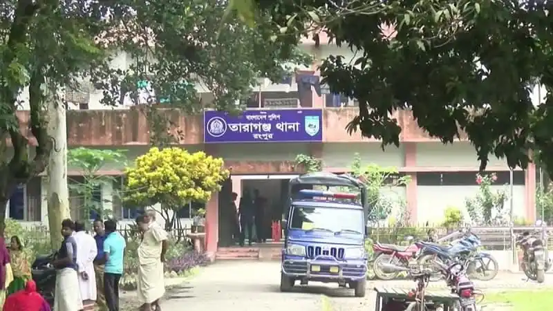 ঢাকার তদন্ত ভবনের সামনে পুলিশ ও সাধারণ মানুষ. Channel i News - চ্যানেল আই নিউজ