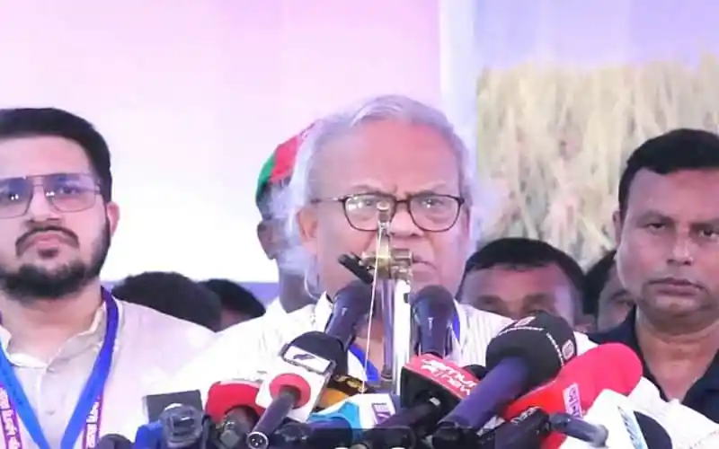 রিজভী বক্তব্য দিচ্ছেন, চারপাশে সাংবাদিক ও সমর্থকরা উপস্থিত. Channel i News - চ্যানেল আই নিউজ