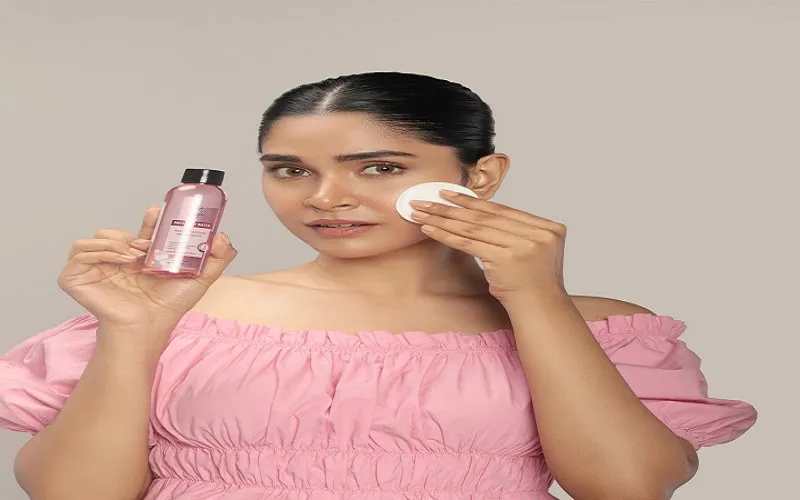 মেয়েরা মাইসেলার ওয়াটার দিয়ে ত্বক পরিষ্কার করছে. Channel i News - চ্যানেল আই নিউজ