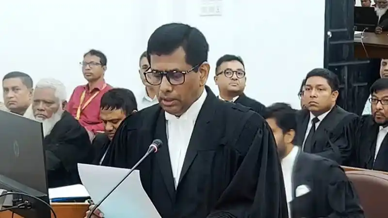 বাংলাদেশের আদালত কক্ষে একজন আইনজীবী বক্তৃতা দিচ্ছেন. Channel i News - চ্যানেল আই নিউজ