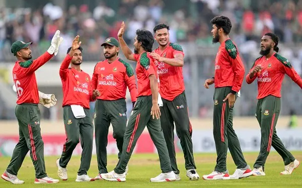 বাংলাদেশ ক্রিকেট দলের খেলোয়াড়রা মাঠে একসঙ্গে উদযাপন করছে. Channel i News - চ্যানেল আই নিউজ