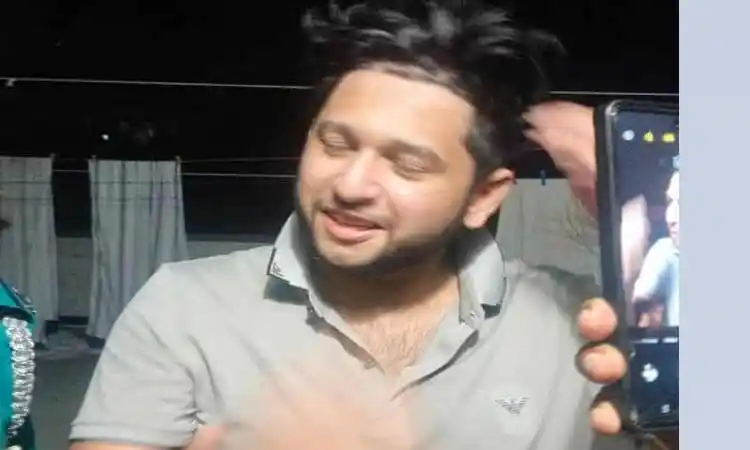 তৌহিদ আফ্রিদি হাস্যোজ্জ্বল মুখ, ক্যামেরার দিকে তাকিয়ে. Channel i News - চ্যানেল আই নিউজ