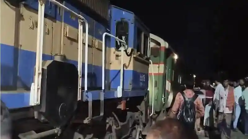 গাজীপুরে ট্রেন লাইনচ্যুত, যোগাযোগ বন্ধ, বাংলাদেশ. Channel i News - চ্যানেল আই নিউজ