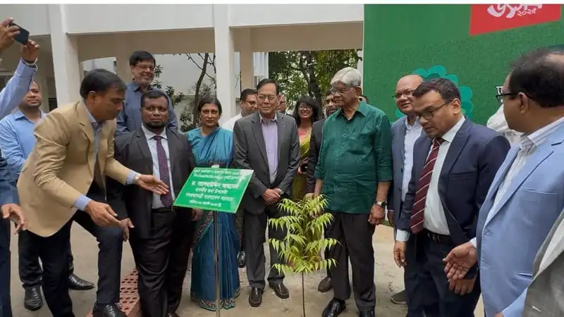 বৃক্ষরোপণ কর্মসূচিতে অংশগ্রহণকারী ব্যক্তিরা আলোচনা করছেন।. Channel i News - চ্যানেল আই নিউজ