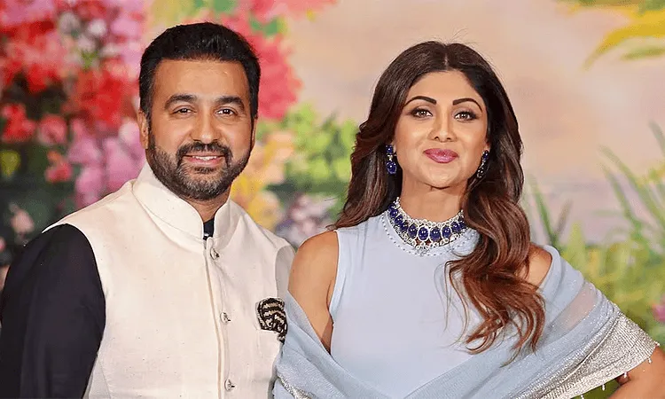 শিল্পা ও রাজ দম্পতি হাসিমুখে ছবি, সুন্দর প্রাকৃতিক পটভূমিতে. Channel i News - চ্যানেল আই নিউজ