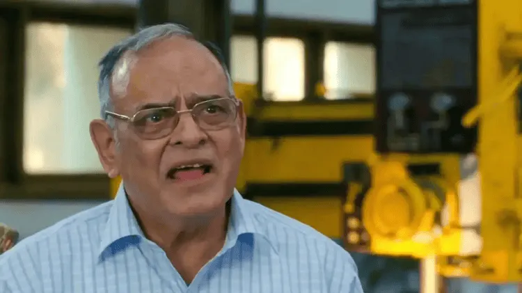 বয়সী ব্যক্তি একটি কারখানার পরিবেশে কথা বলছেন. Channel i News - চ্যানেল আই নিউজ