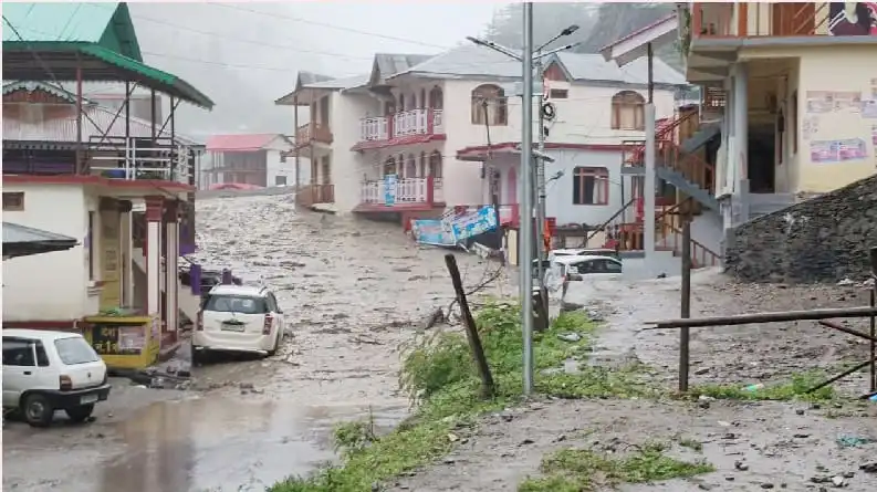 ভারতের উত্তরাখণ্ডে ভূমিধসের কারণে ক্ষতিগ্রস্ত এলাকা, ধ্বংসস্তূপ ও ক্ষতিগ্রস্ত বাড়ি. Channel i News - চ্যানেল আই নিউজ