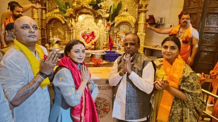 মন্দিরে রানি জাতীয় পুরস্কার পেয়ে পুজো করছেন।. Channel i News - চ্যানেল আই নিউজ